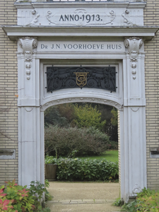 908521 Afbeelding van een deel van de ingangspartij van het voormalige Homoeopatisch Ziekenhuis Dr. J.N. Voorhoevehuis, ...